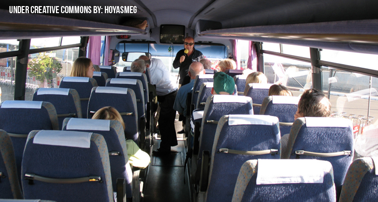Guia de turistas en Bus