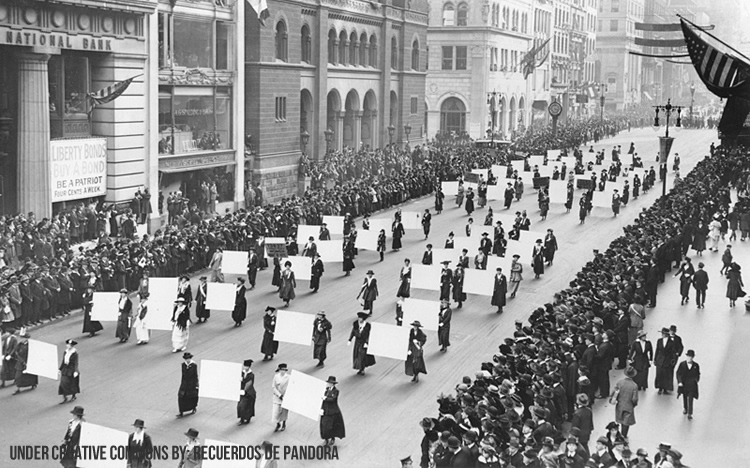 Manifestación a favor del derecho de la mujer a votar (Nueva York, 1917) Fuente: http://en.wikipedia.org/wiki/File:Suffragists_Parade_Down_Fifth_Avenue,_1917.JPG